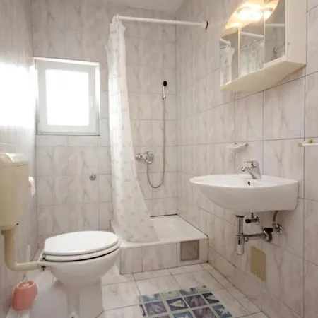 아파트 With Parking Space Kraj, Pasman - 8502 트콘